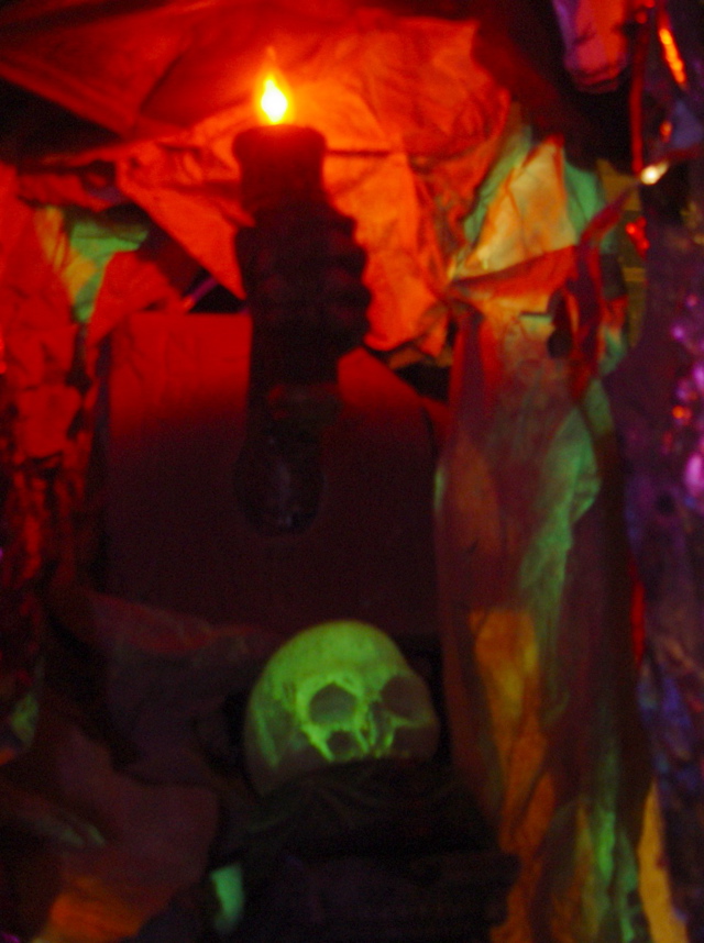 CECorridorOfClickingBones